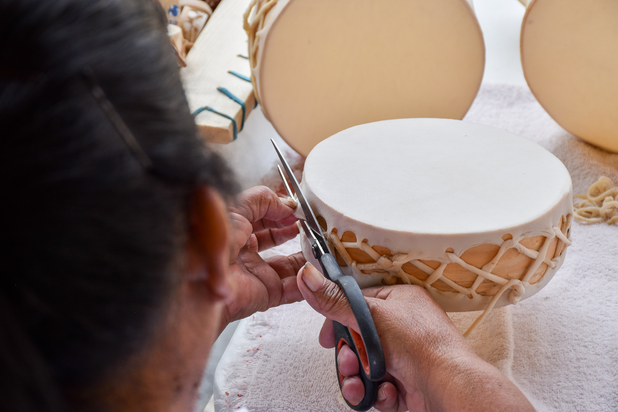 Artesano tarahumara fabricando tambor tradicional con piel natural
