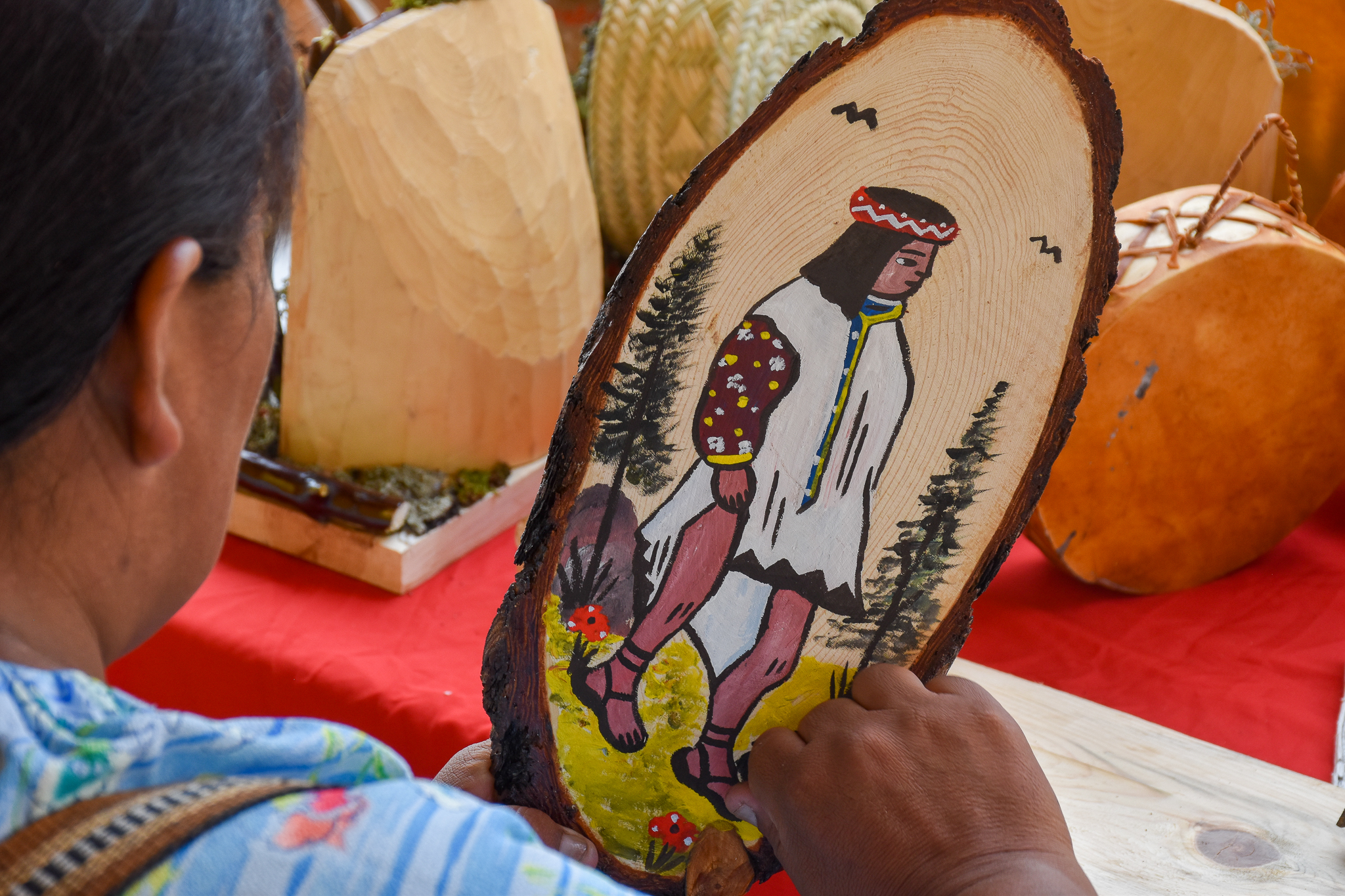 Pintura artesanal tarahumara sobre rodaja de madera realizada por artista de Chihuahua